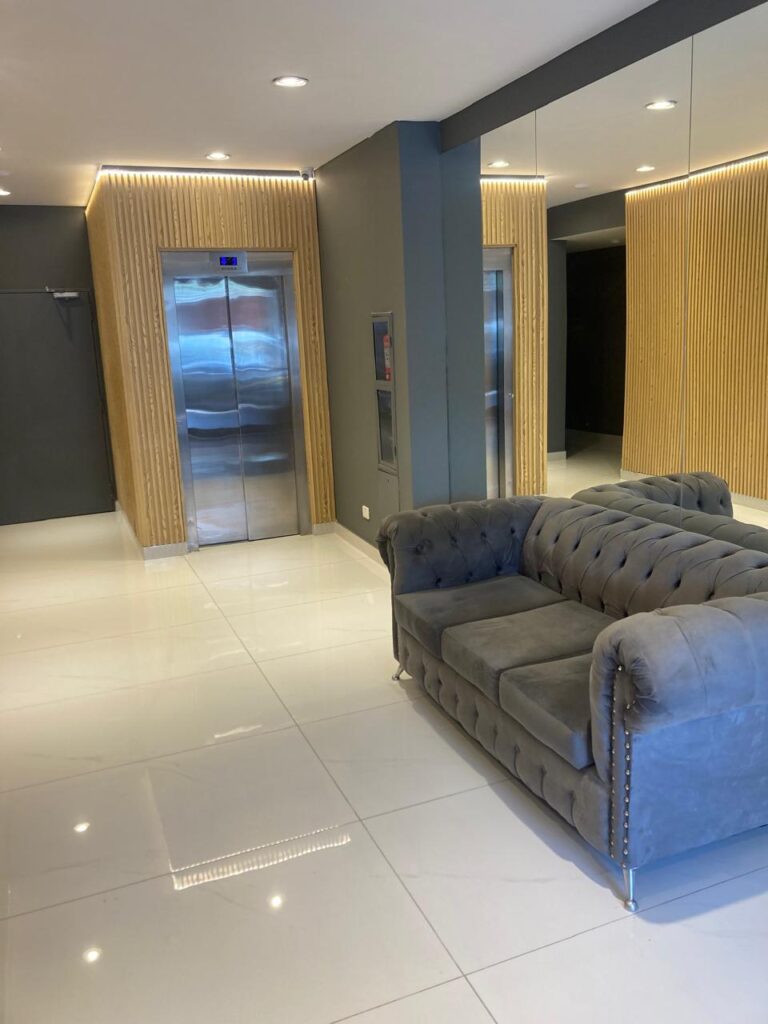 chinos apartments recibidor